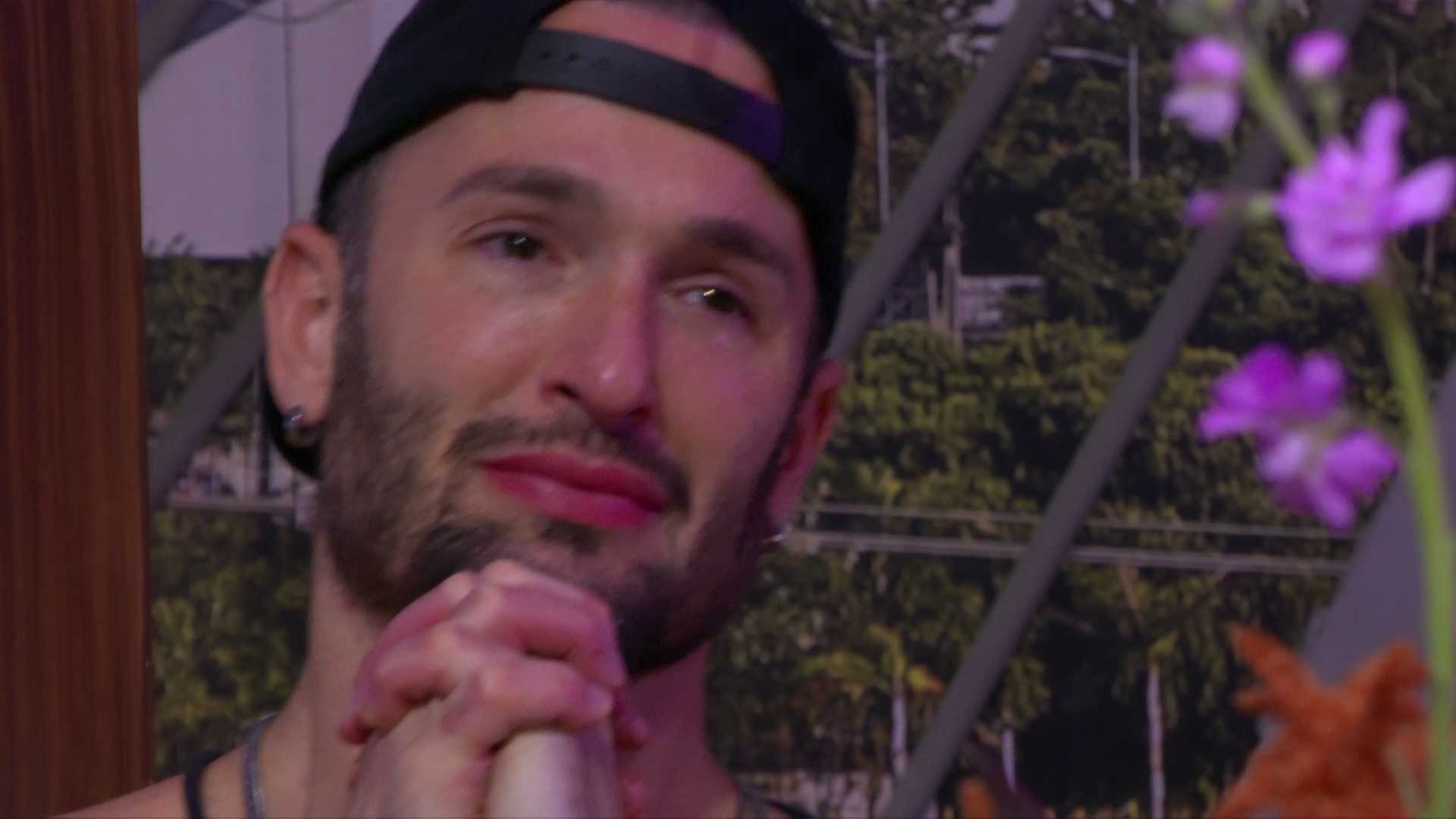 Diego Hypolito cai no choro durante festa: 'Vai ser para o resto da minha vida'