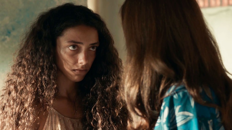 Em Renascer, Joana (Alice Carvalho) conta a Dona Patroa (Camila Morgado) que Egídio (Vladimir Brichta) lhe ofereceu dinheiro para ir para a cama com ele  — Foto: Globo