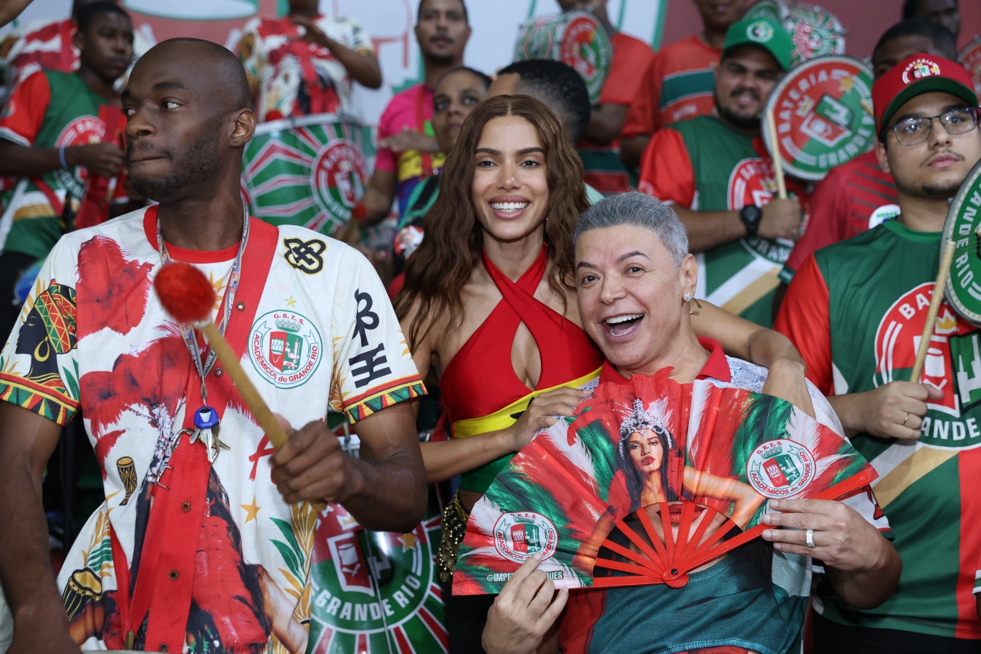 Anitta aposta em look com a bandeira de Gana para ensaio de quadra da Grande Rio | Gshow